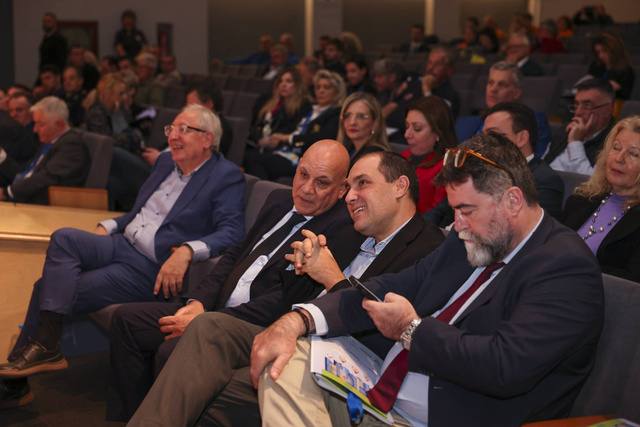 Συμμετέχοντες στα καθίσματα της αίθουσας